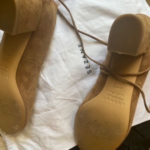 Sezane tan suede pump